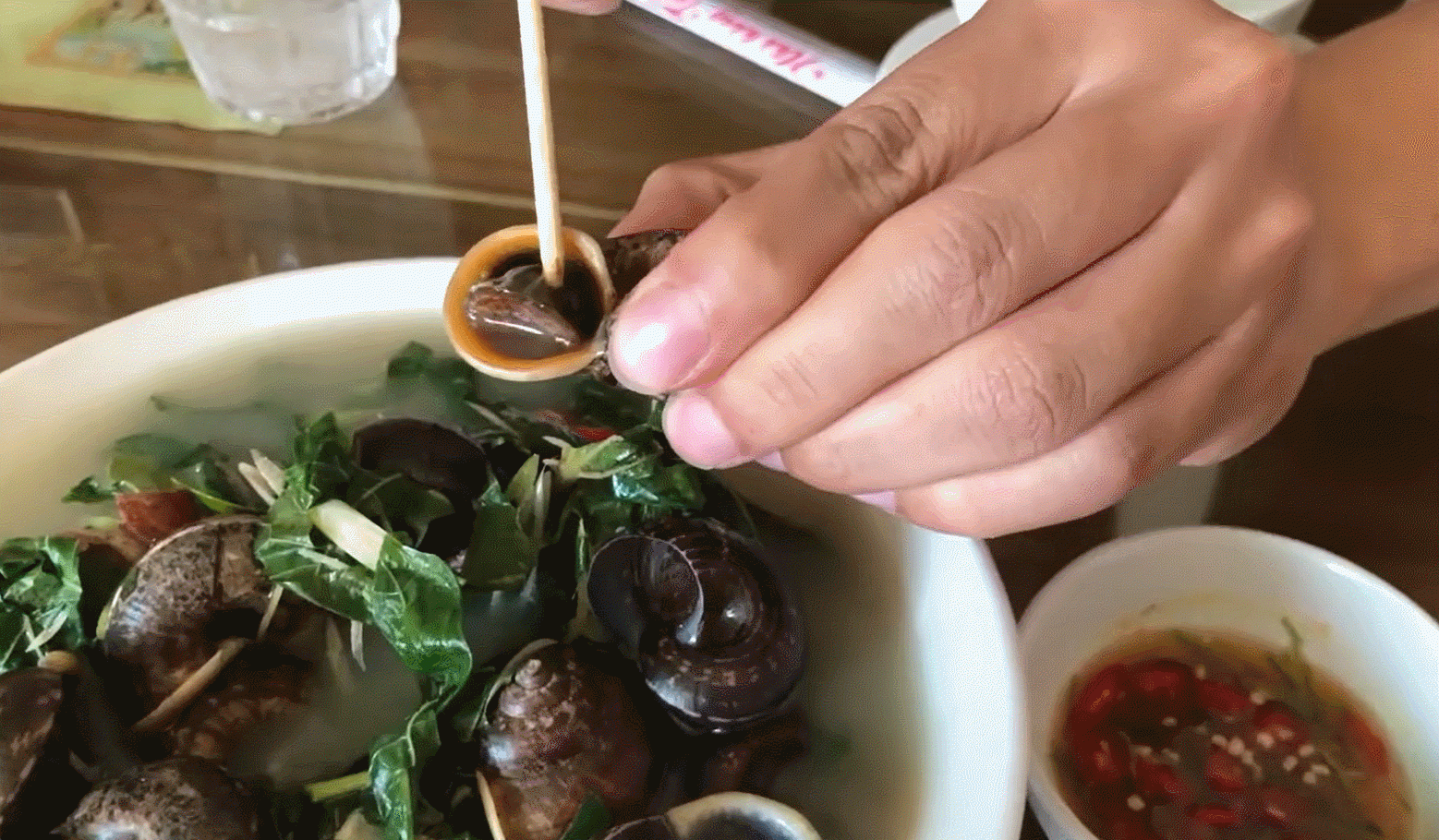Ốc núi đá Ninh Bình là đặc sản dân dã hút khách vì ăn dai, giòn sần sật, vị thơm đặc trưng. Ảnh: Đi đâu cuối tuần