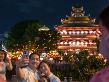 Hàng nghìn người dân, phật tử đổ về chùa Pháp Hoa thả hoa đăng mừng lễ Phật đản