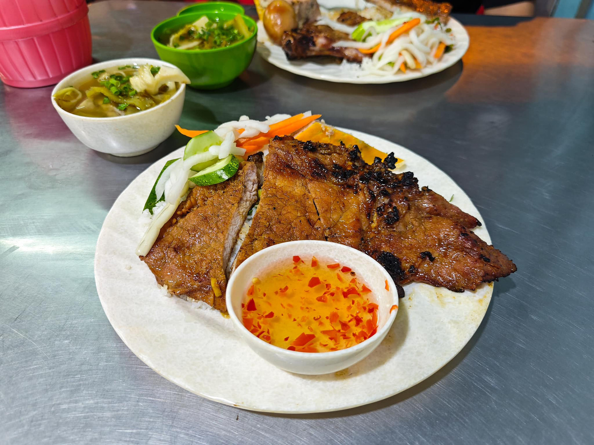 Miếng sườn cỡ lớn được tẩm ướp và chế biến khéo léo nên có độ mềm mọng, hương vị đậm đà. Ảnh: Phương Việt Trần