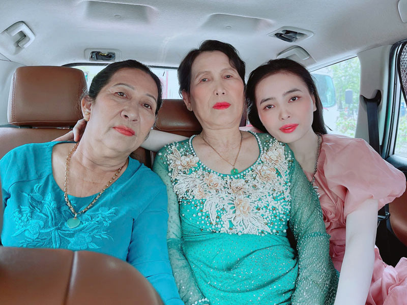 Huỳnh Lê chụp ảnh cùng mẹ chồng cũ (ngoài cùng bên trái) và mẹ chồng mới (giữa) 