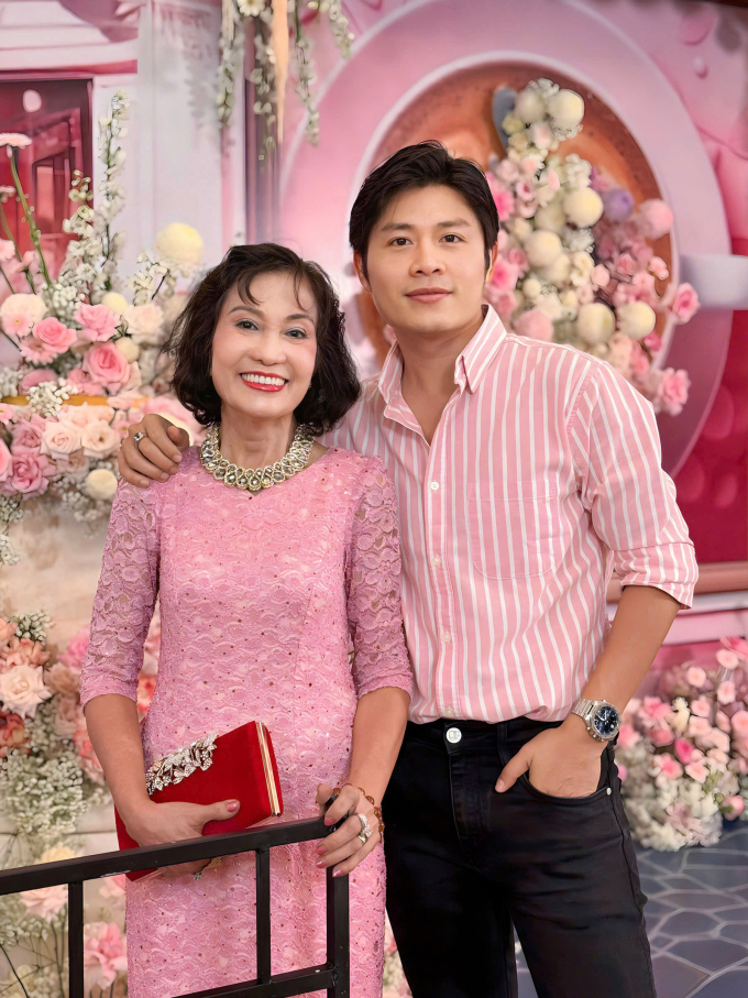 Nhạc sĩ Nguyễn Văn Chung và mẹ.