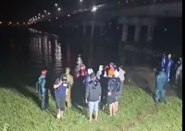 Hiện trường khu vực xảy ra nghi án người mẹ ôm con gái nhảy sông tự vẫn.
