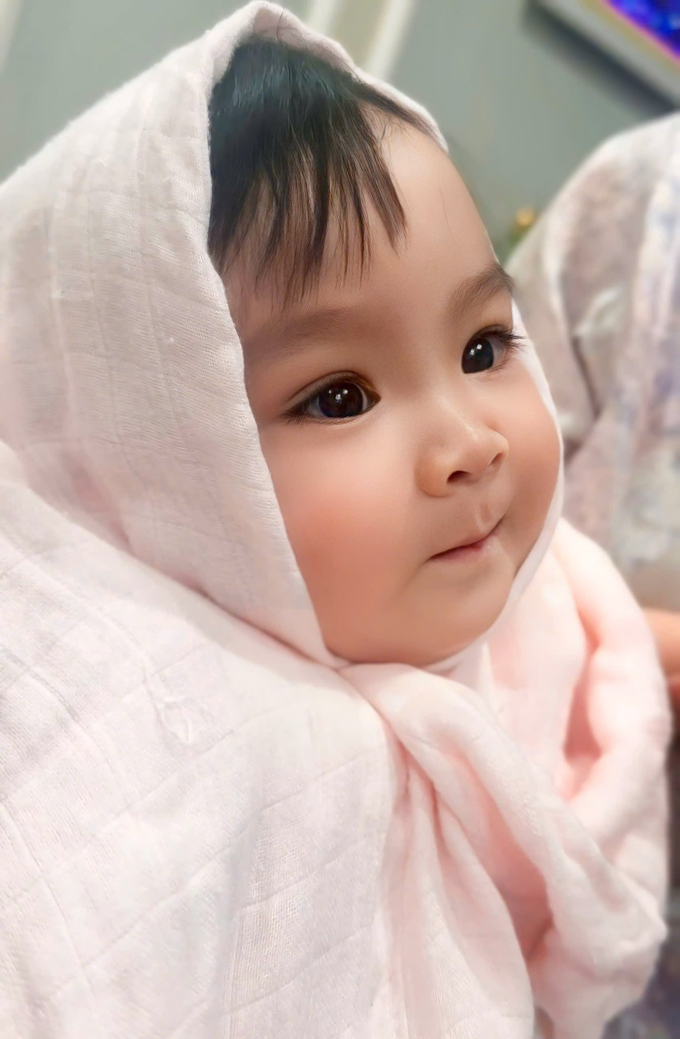 Vẻ dễ thương của Lita - con gái đầu lòng của Kha Ly - Thanh Duy.