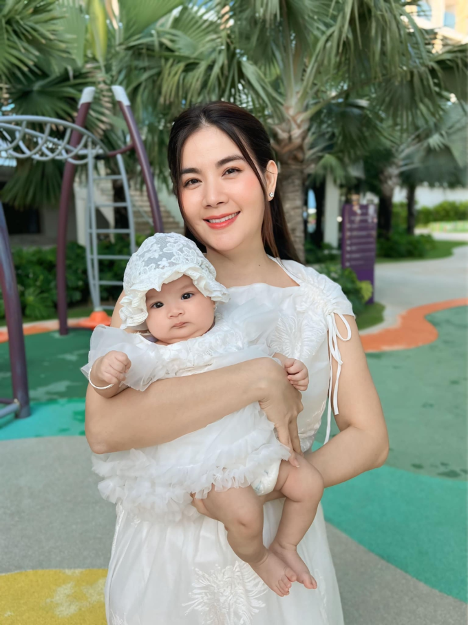 Kha Ly luôn để con được tiếp xúc thế giới bên ngoài, giúp bé dạn dĩ, khỏe mạnh.