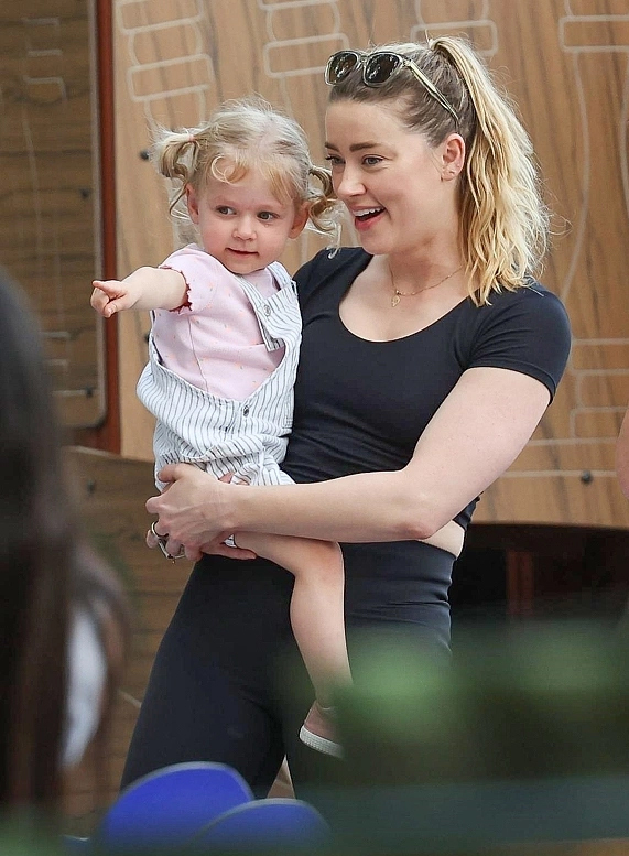 Amber heard chào đón cặp song sinh - 2