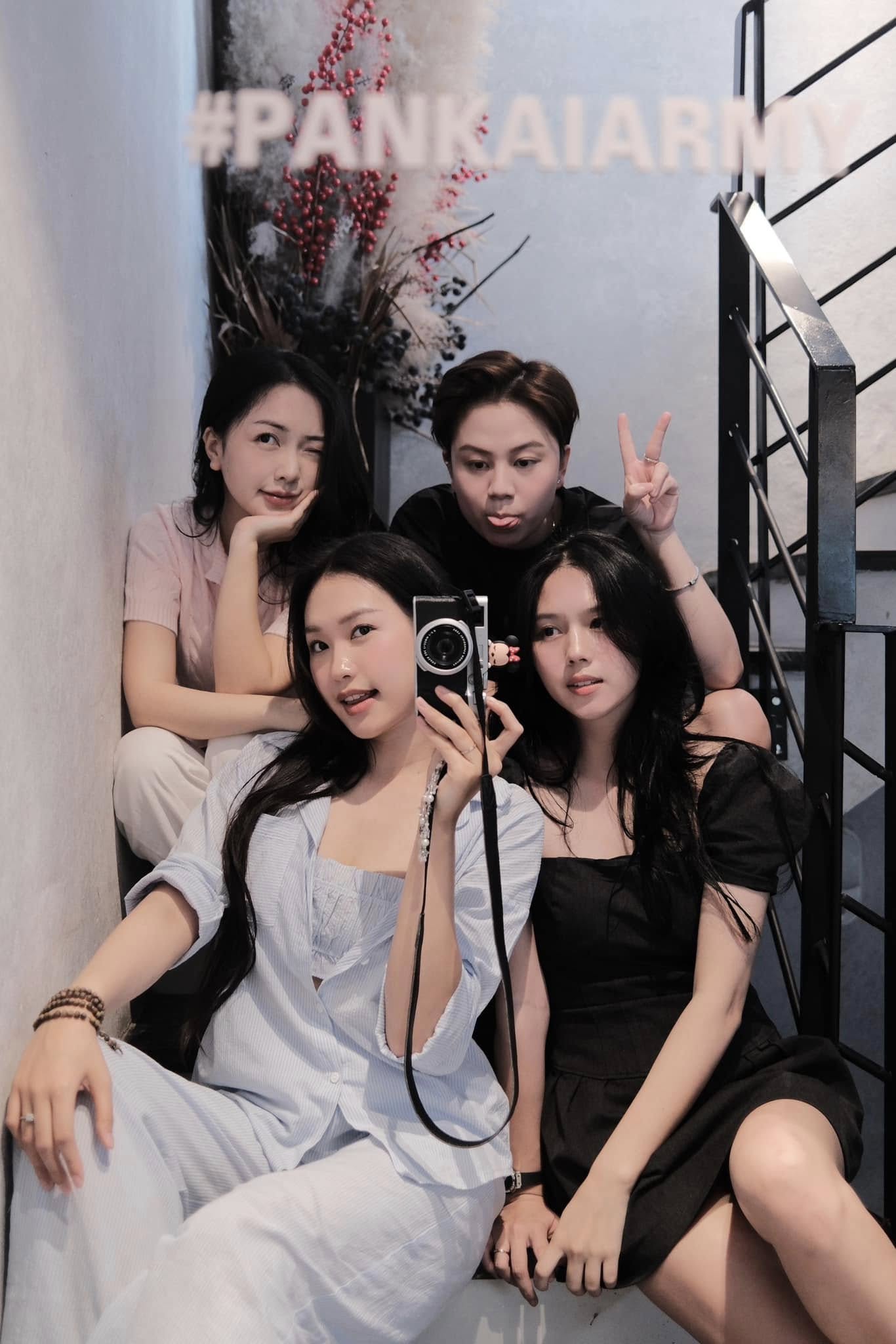 Mai Hà Trang - vợ của cầu thủ Hà Đức Chinh - gây chú ý khi mới đây khoe ảnh đi cafe cùng Doãn Hải My (vợ Đoàn Văn Hậu), Ngô Tố Uyên (vợ trung vệ Nguyễn Thành Chung) và diễn viên Bảo Hân.