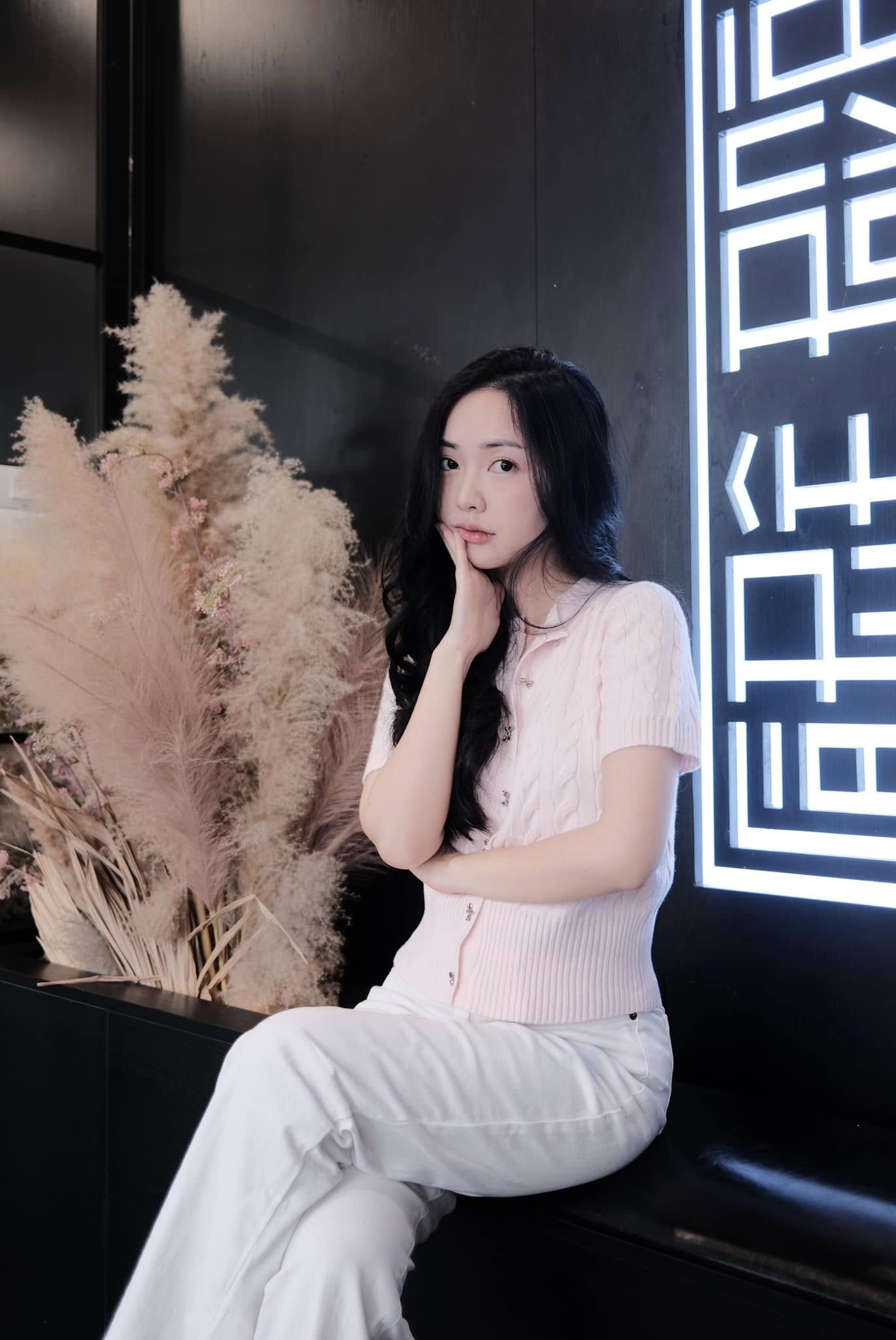 Không cần phải diện trang phục gợi cảm, mặc đơn giản Mai Hà Trang vẫn được Doãn Hải My khen xinh xuất sắc. Hà Trang và Doãn Hải My là chị em thân thiết chơi cùng một hội.