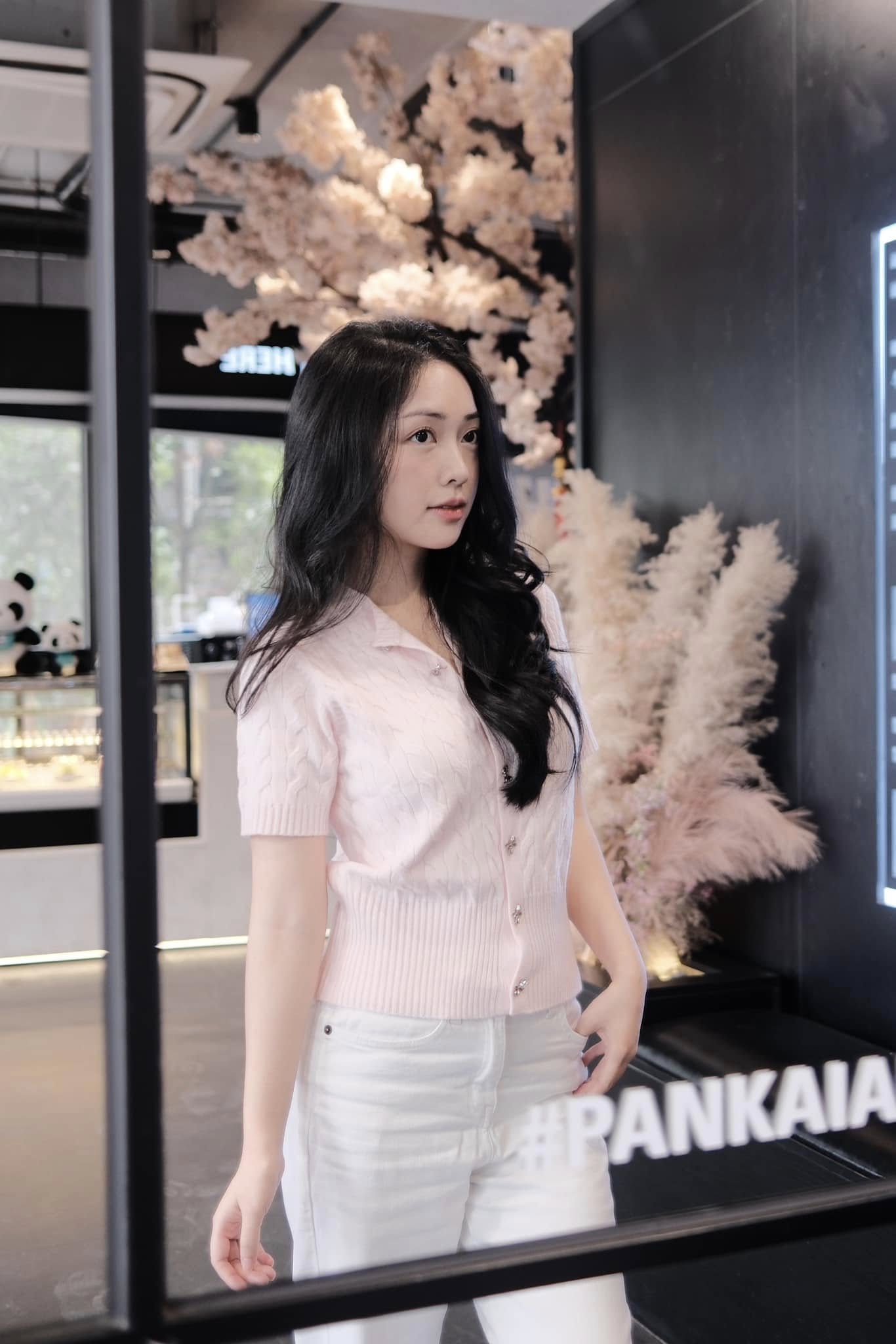 Dù mới sinh con nhưng vợ Đức Chinh vẫn sở hữu nhan sắc cực ngọt ngào. Mai Hà Trang được cho là có gương mặt bầu bĩnh, xinh tự nhiên không can thiệp thẩm mỹ.