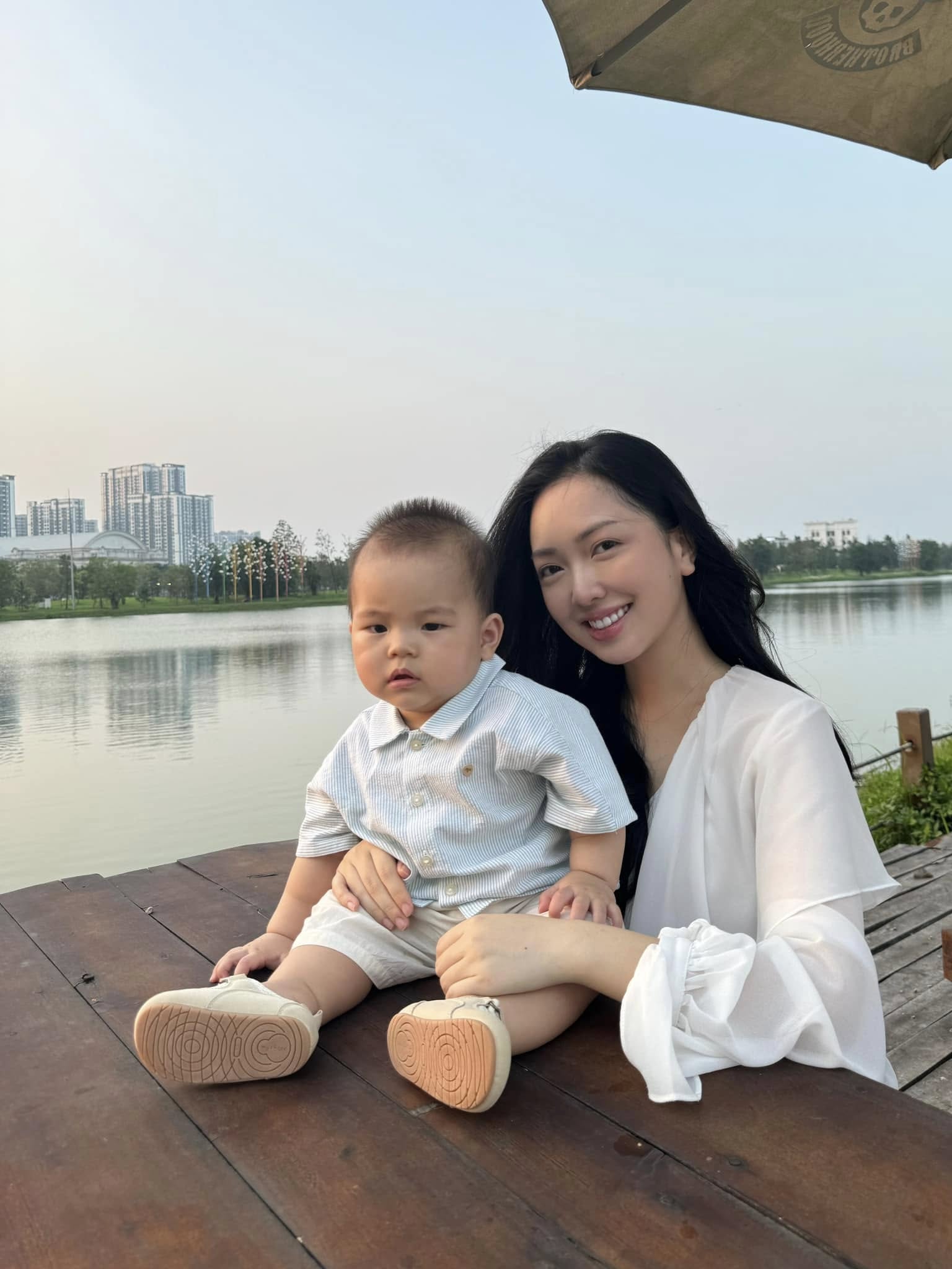 Chính sự giản dị đó lại tạo nên nét cuốn hút riêng biệt, khiến nhiều người cảm thấy cô gần gũi và dễ mến.