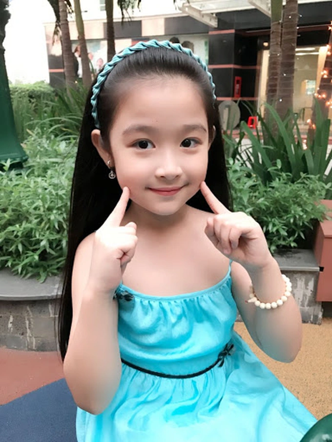 Bảo Ngọc có nhan sắc xinh từ bé với vẻ lí lắc và xinh xắn đúng kiểu trẻ con nên nhiều người đã đặt cho cô bé biệt danh tiểu hoa khôi Tây Đô.