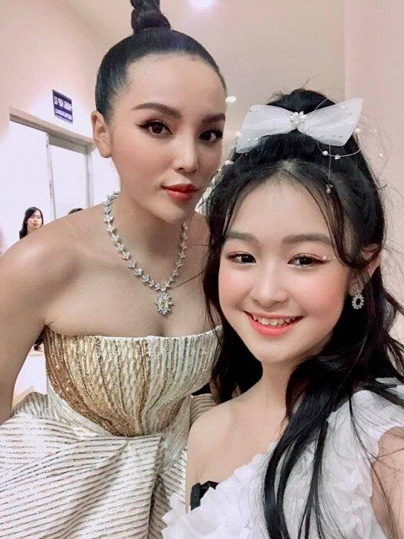 Cô bé không ít lần đứng chung khung hình với các hoa, á hậu và không hề kém cạnh về nhan sắc.