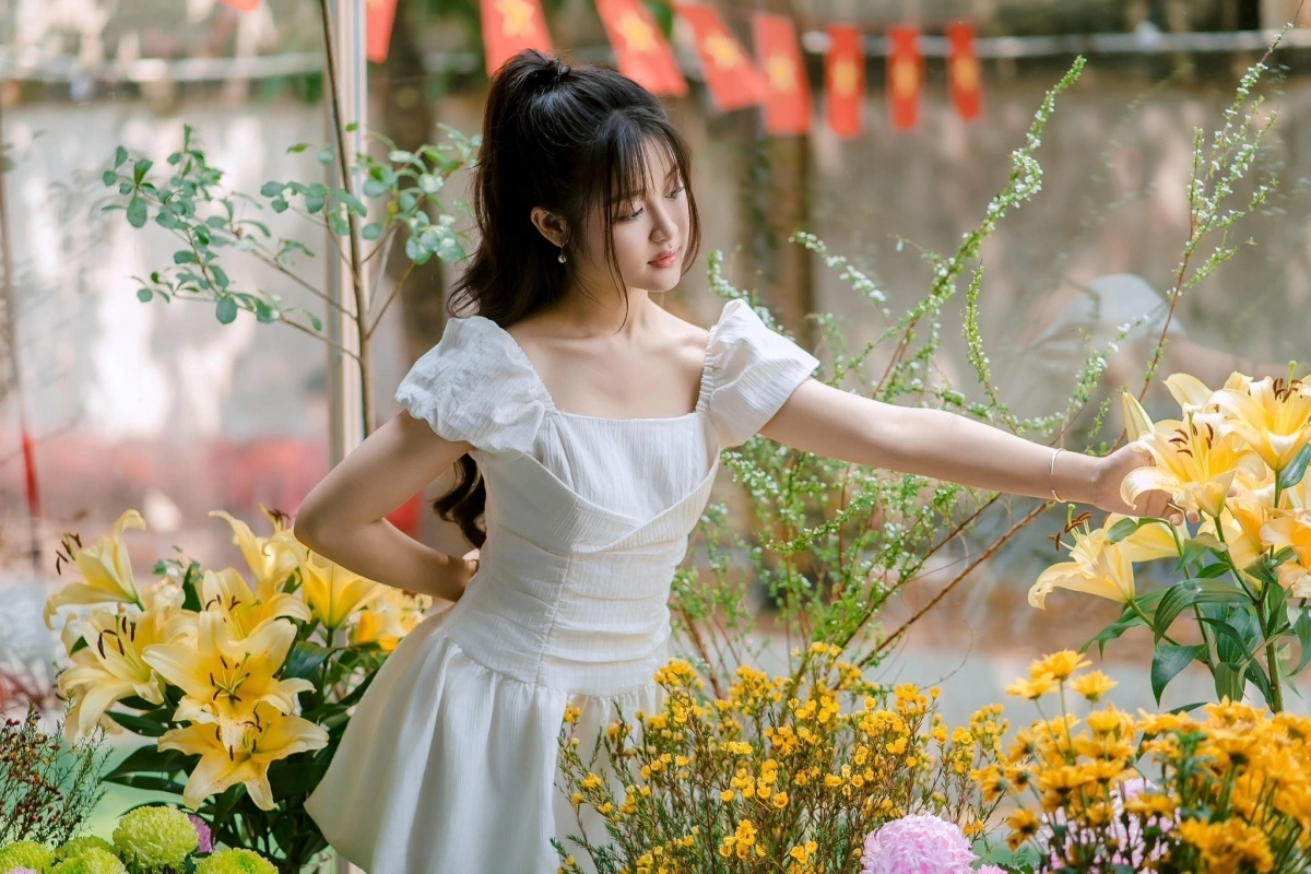 Đời thường, Bảo Ngọc hướng đến phong cách nữ tính với các loại váy đa dạng.