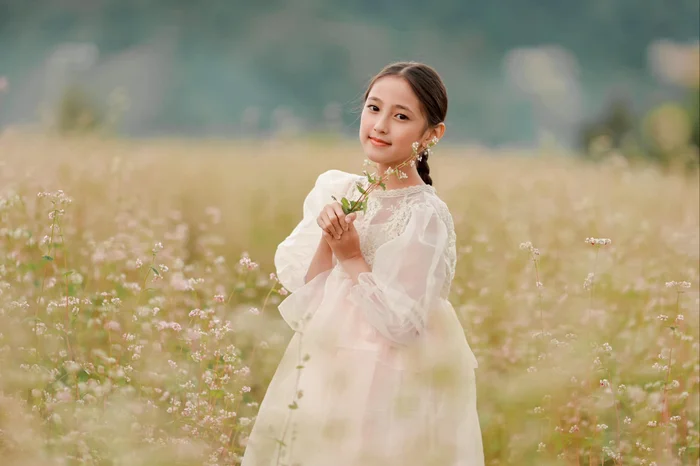 Ái nữ Hà Kiều Anh có sống mũi thanh tú, đôi mắt sáng và chiều cao vượt trội, vóc dáng mảnh mai giống hệt mẹ hoa hậu.