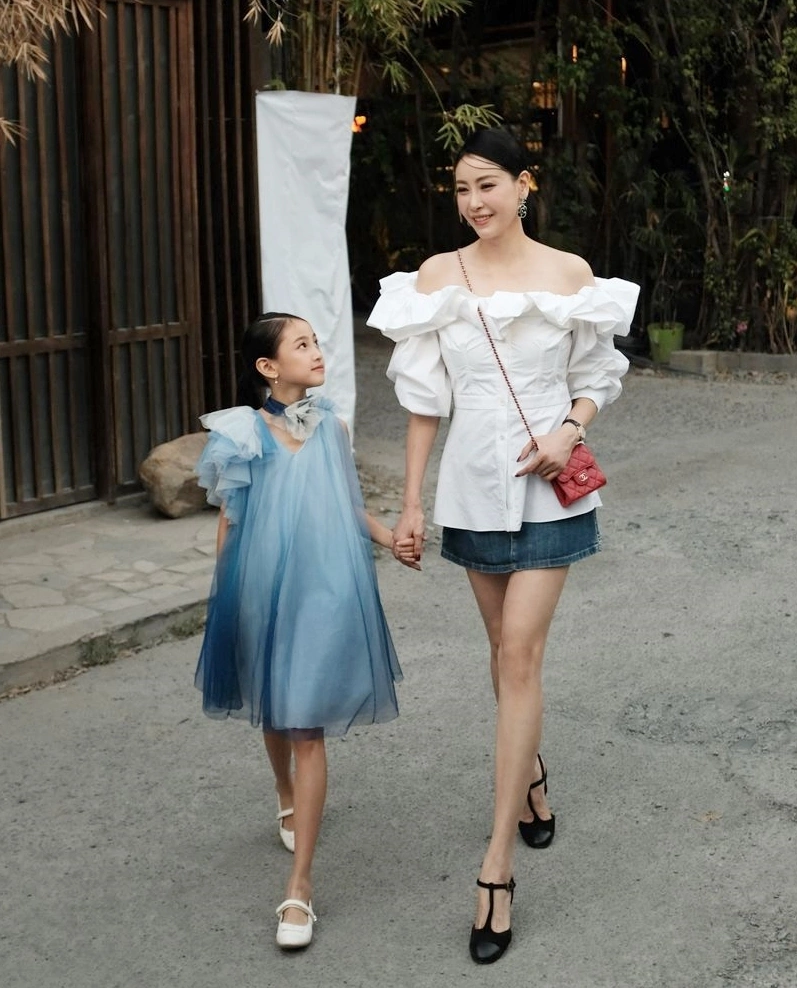 Là con gái duy nhất trong gia đình, Viann thường xuyên diện đồ đôi với mẹ, thu hút ánh nhìn trong mỗi lần xuất hiện.