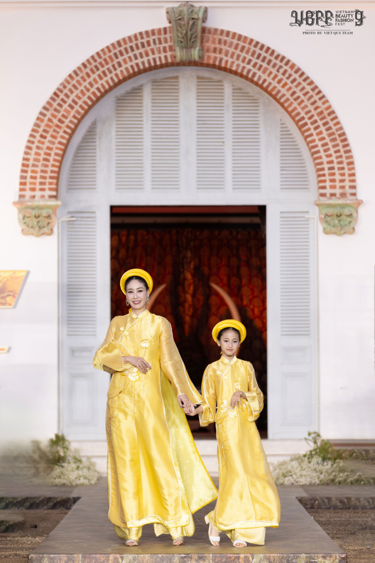 Huỳnh Viann tỏa sáng trên sàn catwalk cùng mẹ, được khen có khí chất của hoa hậu tương lai.