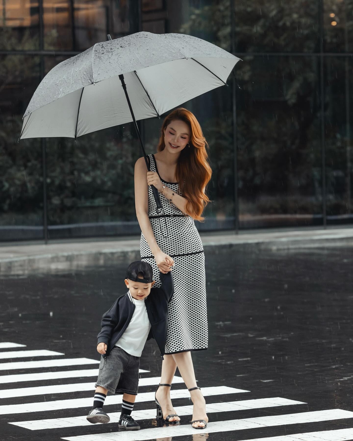 Minh Hằng đưa con trai hai tuổi xuống phố chụp hình street style. Hai mẹ con nghệ sĩ diện trang phục đen - trắng đồng điệu. Bé Mỡ thu hút chú ý với outfit chất chơi theo phong cách streetwear.