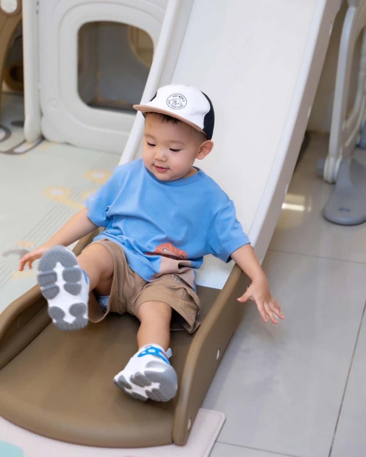 Minh Hằng cho con trai mặc đồ thoải mái, mát mẻ mùa hè nhưng trông vẫn đẹp mắt nhờ cách kết hợp màu sắc.