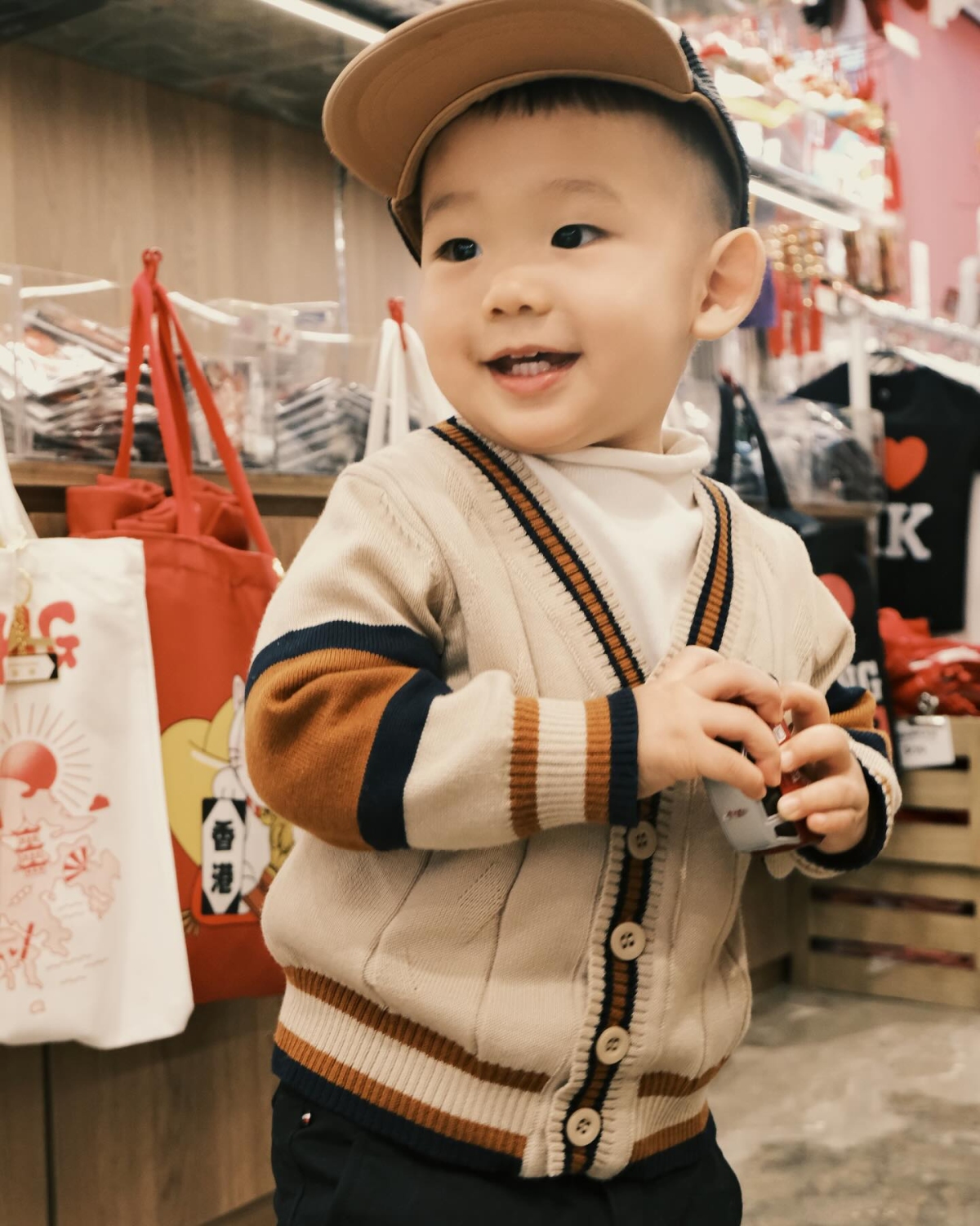 Nhóc tì hai tuổi mặc cardigan cùng mũ lưỡi trai như các idol Hàn Quốc trong một chuyến du lịch. Mỡ bảnh ghê; Anh Mỡ 100 điểm không có nhưng, lên đồ như hot boy; Mỡ sao y bản chính mẹ Hằng, cute quá..., một số khán giả bình luận dưới những bức hình của Mỡ mà Minh Hằng đăng tải.