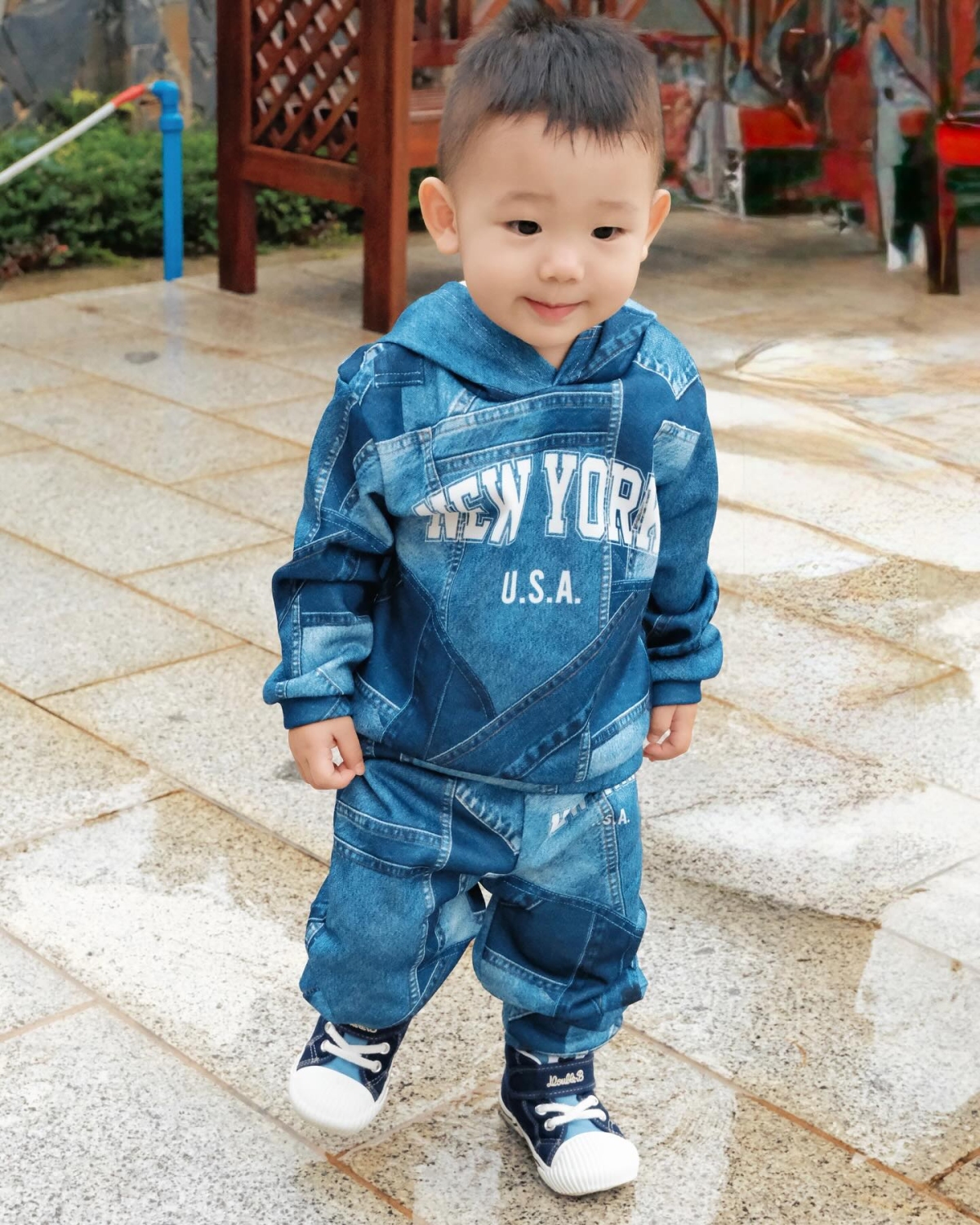 Nhóc tì diện nguyên cây denim khoe vẻ ngộ nghĩnh khi xuống phố.
