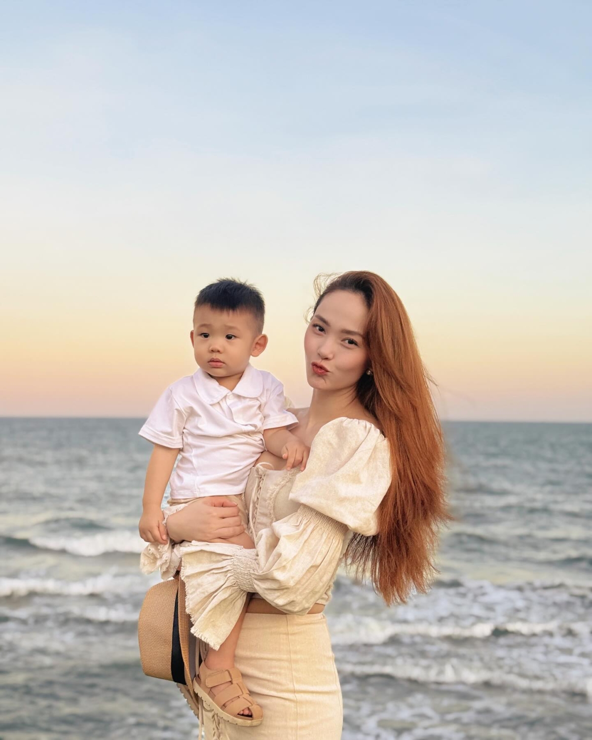 Trong những chuyến du lịch, Minh Hằng luôn đưa con trai đi cùng và chuẩn bị cho cậu nhóc những bộ cánh hợp mốt không kém mẹ.