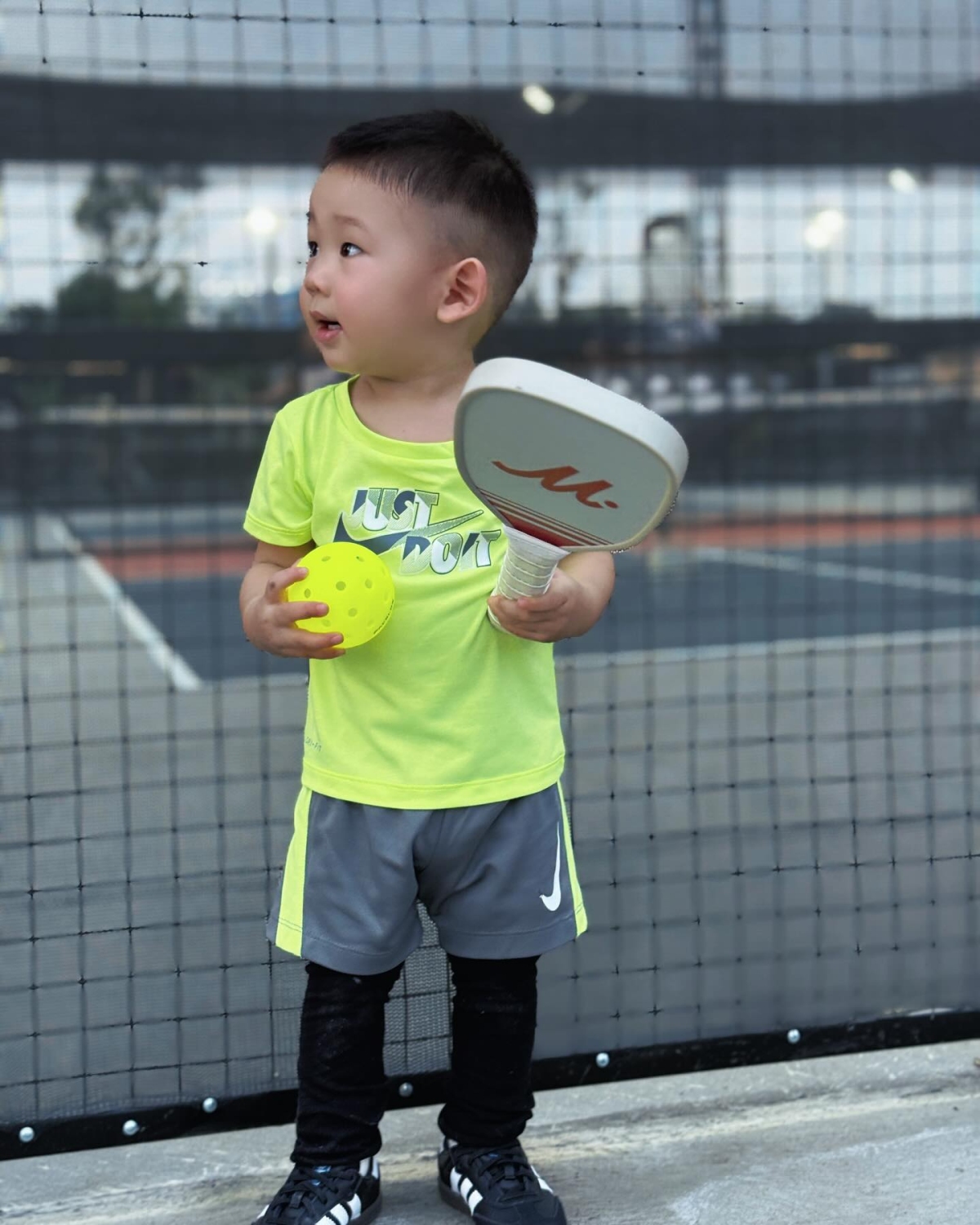 Nhóc tì còn được mẹ cho ăn diện sporty khi ra sân tập chơi pickleball vài tháng nay.