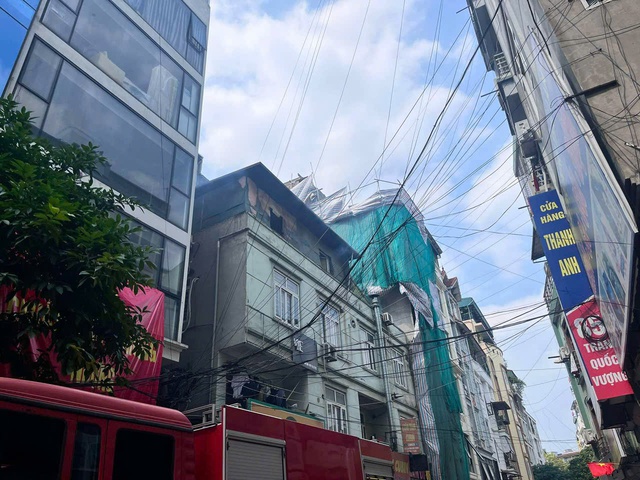 Xảy ra cháy nhà trên phố Trần Quốc Vượng, Cầu Giấy, Hà Nội chiều 13/5.