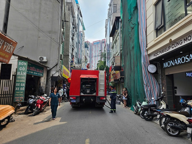 Diện tích trong phố Trần Quốc Vượng không quá hẹp, phương tiện chữa cháy nhanh chóng tiếp cận được hiện trường vụ cháy.