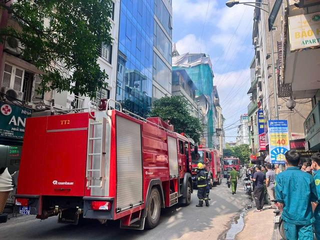 Nhiều xe cứu hỏa được huy động tới hiện trường.