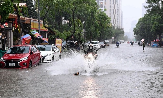 Miền Bắc mưa dông trở lại, đề phòng thời tiết nguy hiểm.