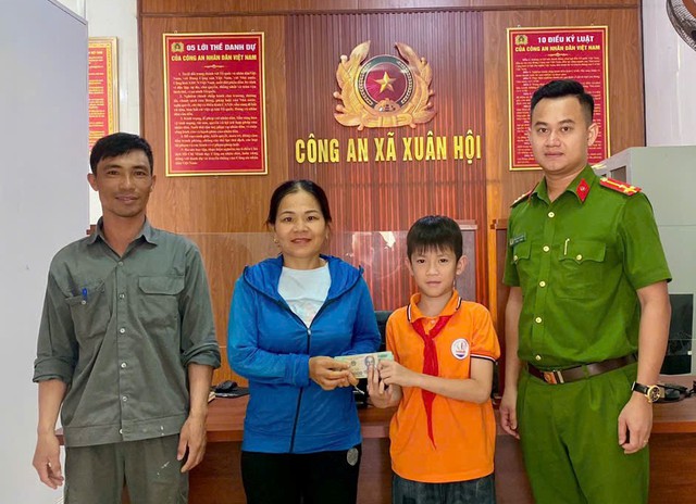 Em Hoàng Đức Duy (11 tuổi, học sinh lớp 5B, Trường Tiểu học Xuân Hội) trao trả 61 triệu đồng cho người đánh rơi.