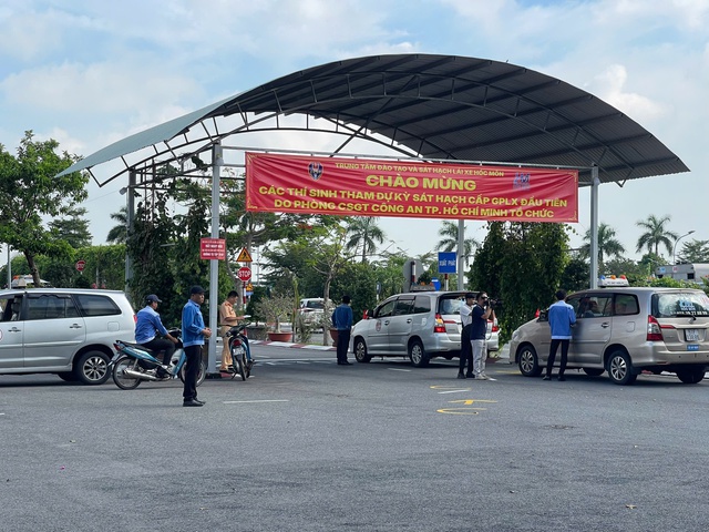 Người dân tham dự kỳ sát hạch cấp giấy phép lái xe.