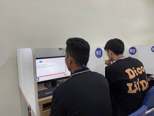 Thí sinh tham dự phần thi lý thuyết.