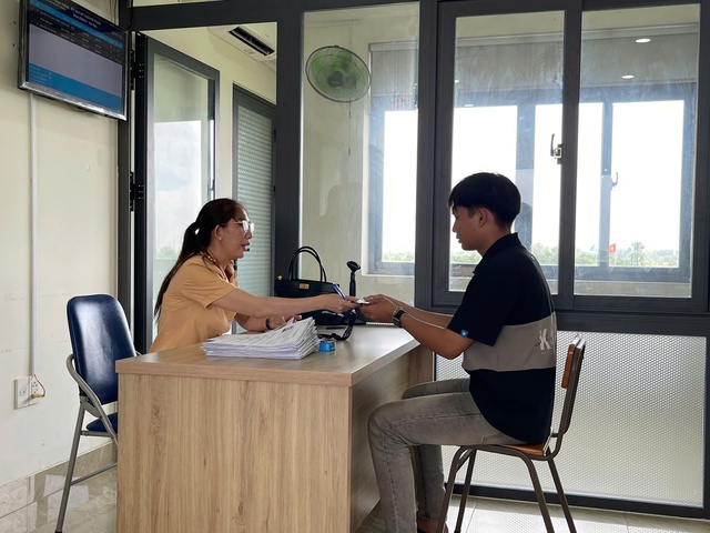 Thí sinh làm thủ tục, cán bộ ở điểm thi hướng dẫn kĩ càng cho từng người.