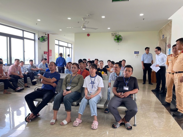 Hàng trăm thí sinh vui mừng tham dự kỳ sát hạch cấp giấy phép lái xe.
