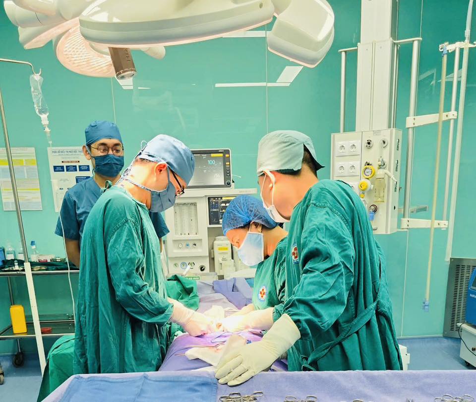 Kíp mổ cấp cứu Trung tâm Y tế huyện Tiên Yên cho bệnh nhân T.