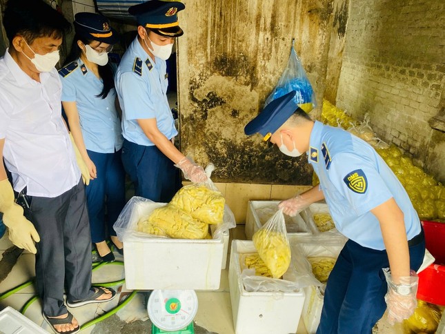 Phát hiện gần nửa tấn chân gà, đuôi lợn không rõ nguồn gốc ở cơ sở thực phẩm sạch - 2