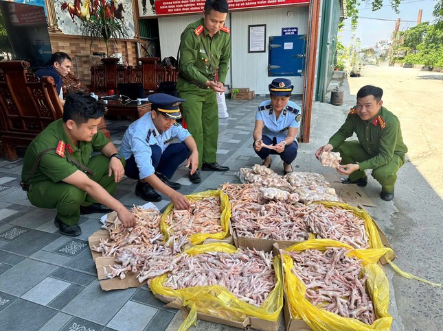 Gần 500kg chân gà, đuôi lợn không rõ nguồn gốc xuất xứ bị lực lượng chức năng phát hiện.