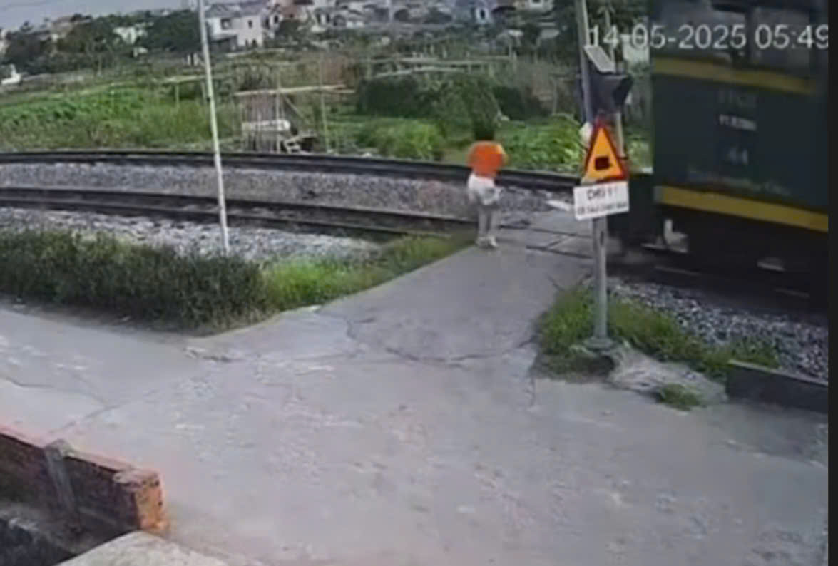 Hình ảnh cô gái đang băng qua đường sắt bị đoàn tàu lao đến tông trúng. Anh: Cắt từ clip.