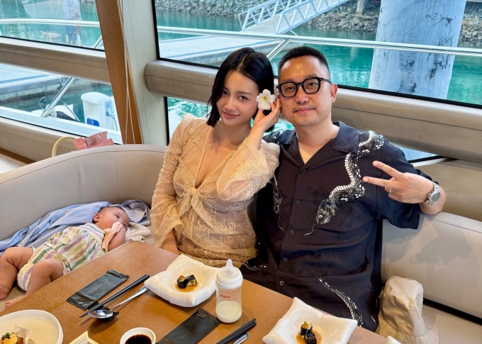 MC Quỳnh Chi đưa con gái ba tháng tuổi du lịch biển