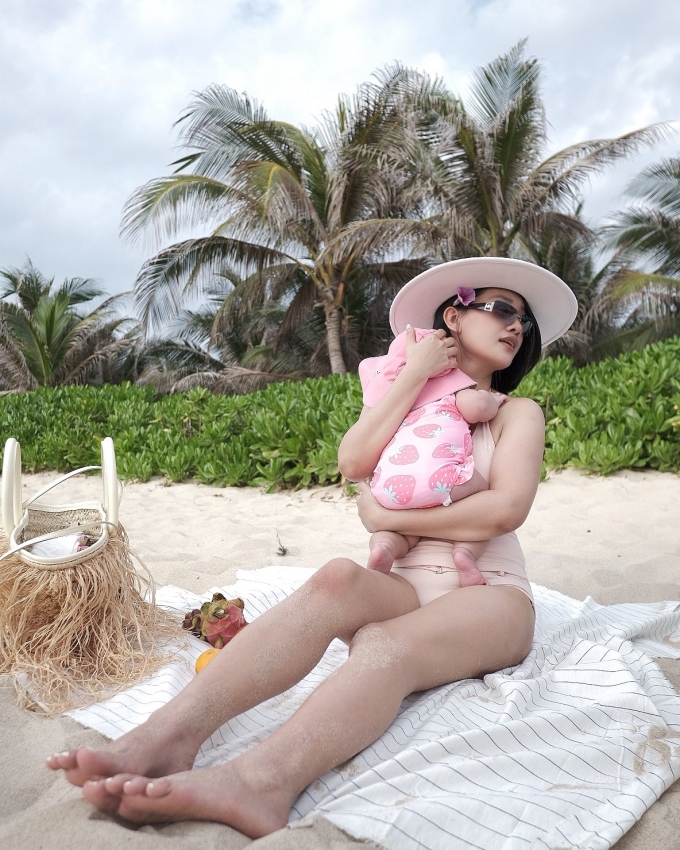 MC Quỳnh Chi đưa con gái ba tháng tuổi du lịch biển - 2
