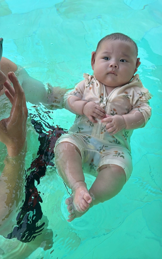MC Quỳnh Chi đưa con gái ba tháng tuổi du lịch biển - 7