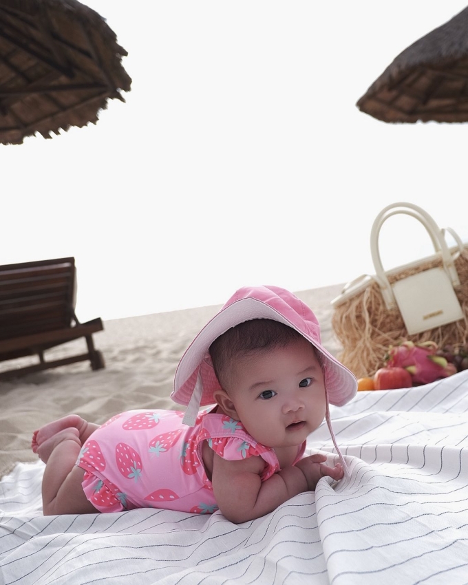 MC Quỳnh Chi đưa con gái ba tháng tuổi du lịch biển - 6