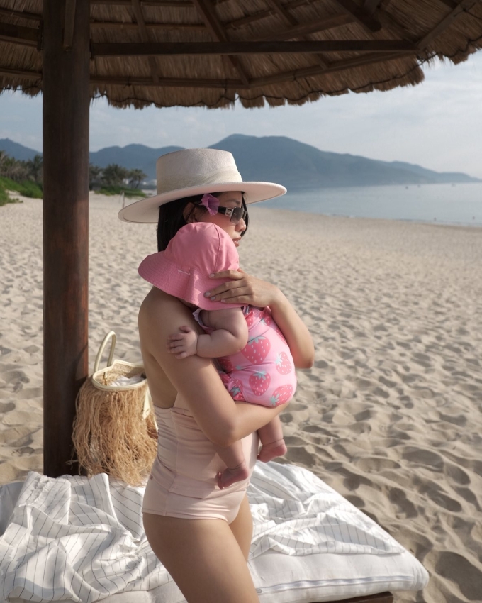 MC Quỳnh Chi đưa con gái ba tháng tuổi du lịch biển - 4