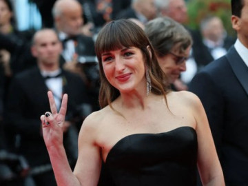 Bộ phim mở màn Cannes nhận tràng pháo tay 5 phút gây tranh cãi