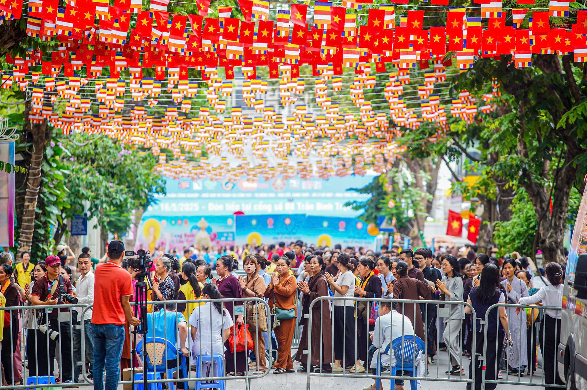 Tăng ni, Phật tử được hướng dẫn đi đúng làn đường để vào được chùa Quán Sứ chiêm bái xá lợi Phật. Với những người chưa đến lượt, sẽ đứng từ xa vái vọng, thể hiện niềm tin, lòng thành kính với xá lợi Phật - một biểu tượng được tôn kính như pháp thân và trí tuệ giác ngộ của Đức Phật.
