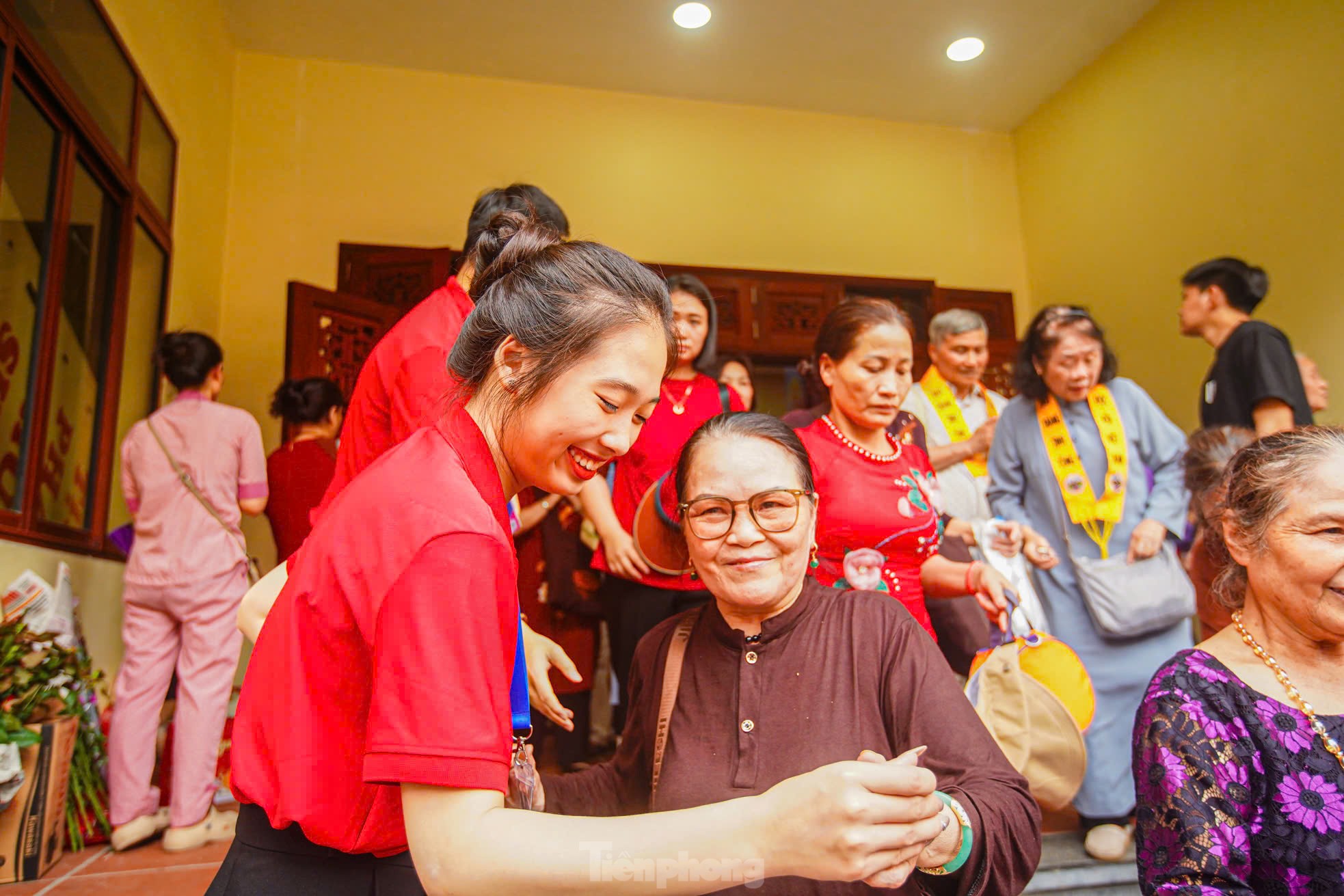 Hàng trăm tình nguyện viên được huy động trong sáng 14/5 - ngày đầu tiên chùa Quán Sứ mở cửa đón người dân vào chiêm bái xá lợi Phật. Người dân tiếp tục đến chiêm bái xá lợi Phật vào ngày 15,16/5 từ 7h đến 21h.