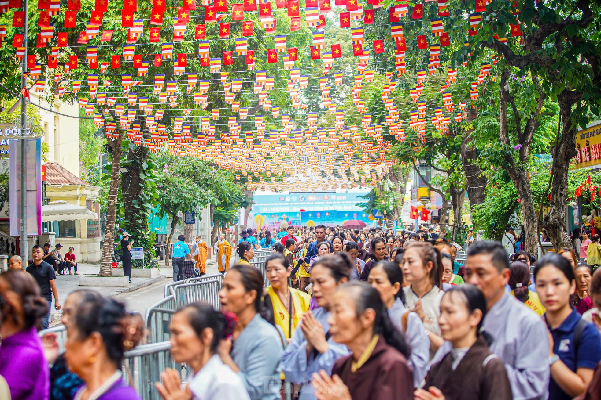 Dòng người chờ chiêm bái xá lợi Phật xếp hàng từ cổng chùa Quán Sứ kéo dài đến sân Cung hữu nghị Việt - Xô, ngã tư Trần Hưng Đạo - Dã Tượng, ngã tư Nguyễn Bỉnh Khiêm - Nguyễn Du…
