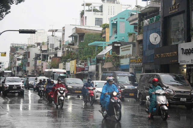 Hôm nay, TP HCM có mưa rào và dông rải rác về chiều tối