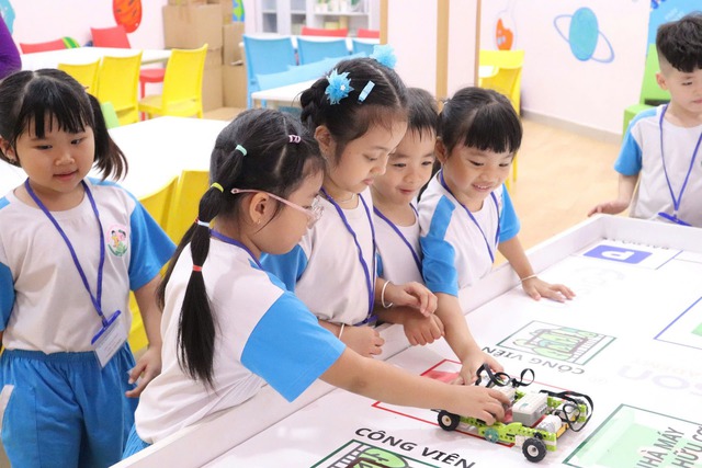 Từ 15-5 đến chậm nhất 17 giờ ngày 19-5: Cha mẹ học sinh truy cập trang tuyển sinh đầu cấp của TP, lựa chọn khu vực quận, huyện nộp hồ sơ và xác định chính xác đối tượng tuyển sinh.