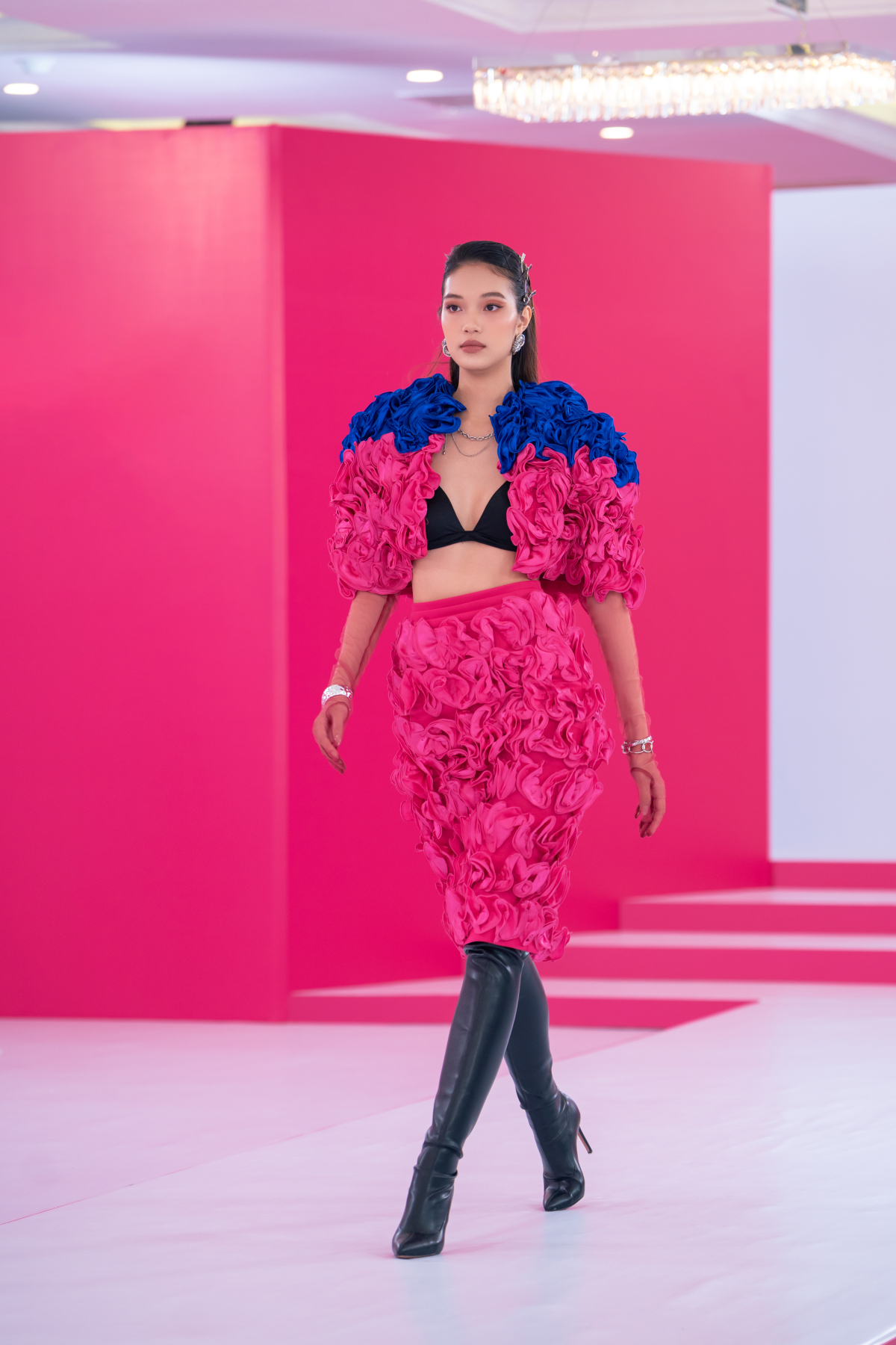 Lại Mai Hoa - thí sinh giành chiến thắng Top Model Online - hút ánh nhìn khi diện bộ trang phục đính kết hoa 3D màu neon.